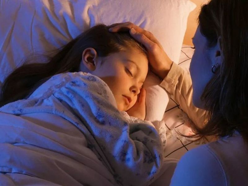 Các mẹ cần giúp con thoải mái trước khi đi ngủ bằng cách kể chuyện, hát ru con
