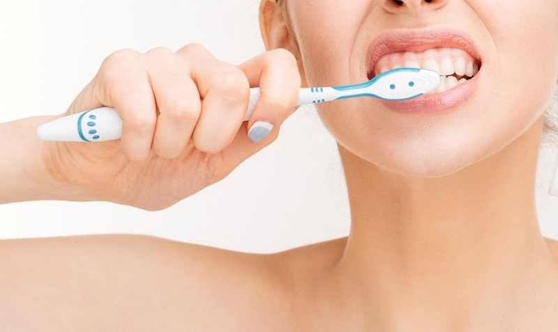 Chăm sóc răng miệng sau sinh không đúng cách dẫn đến bị ê buốt