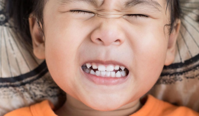 Những thói quen không tốt như: Mút tay, ngậm ti giả, nghiến răng,.. sẽ làm ảnh hưởng đến quá trình răng phát triển