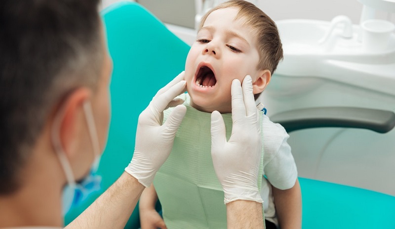 Khám răng định kỳ giúp ngăn ngừa, phát hiện và kịp thời chữa trị các khiếm khuyết trên răng của bé (nếu có)