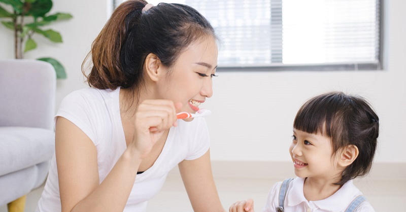 Thói quen chăm sóc và vệ sinh răng miệng đúng cách của bé cần được phụ huynh tập luyện từ nhỏ