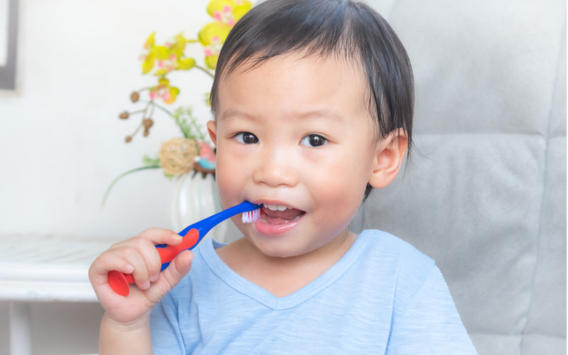 Phụ huynh cần giúp bé đánh răng ít nhất 2 lần mỗi ngày theo khuyến nghị của Hiệp hội Nha khoa Hoa Kỳ