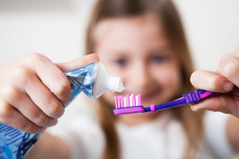 Bàn chải và kem đánh răng thích hợp chính là một trong những yếu tố quan trọng giúp răng bé chắc khỏe