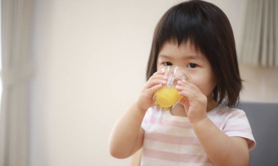 Phụ huynh nên cho bé uống tối đa 120ml nước trái cây nguyên chất trong ngày