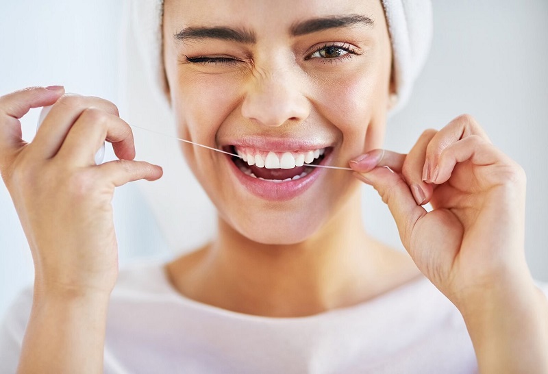 Dùng chỉ nha khoa hoặc máy tăm nước để làm sạch kẽ răng giúp hạn chế tình trạng răng đau nhức