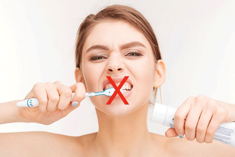 Thói quen dùng lực quá mạnh khi chải răng dẫn đến niềng răng bị tụt lợi