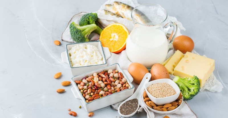 Bổ sung cho cơ thể lượng Canxi, Vitamin D cần thiết từ các thực phẩm như: Tôm, cua, phô mai, sữa,...