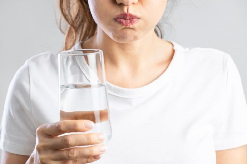 Uống đủ 2 lít nước/ngày để kích thích sự sản sinh nước bọt ngăn ngừa hôi miệng