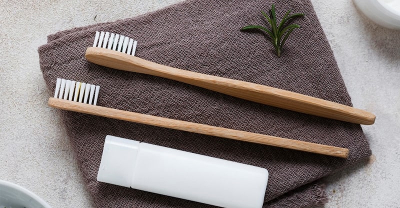 Sử dụng bàn chải có lông mềm để vệ sinh khi niềng răng