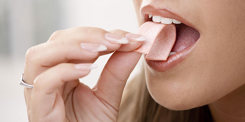 Khi niềng răng trong suốt, cần hạn chế thực phẩm có độ dai và dẻo như singum