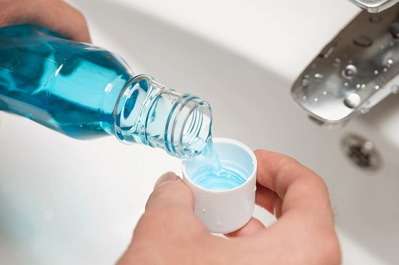 Sử dụng nước muối để làm sạch khoang miệng