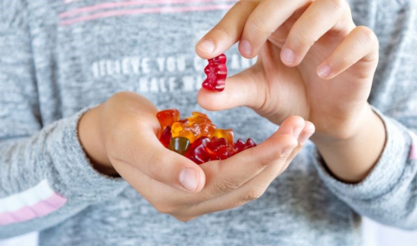 Phụ huynh cần hạn chế cho trẻ sử dụng thực phẩm có chứa nhiều đường và acid