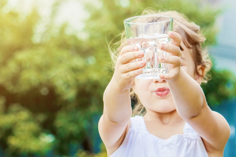 Sử dụng nước không có Fluor để bảo vệ sức khỏe răng miệng của trẻ