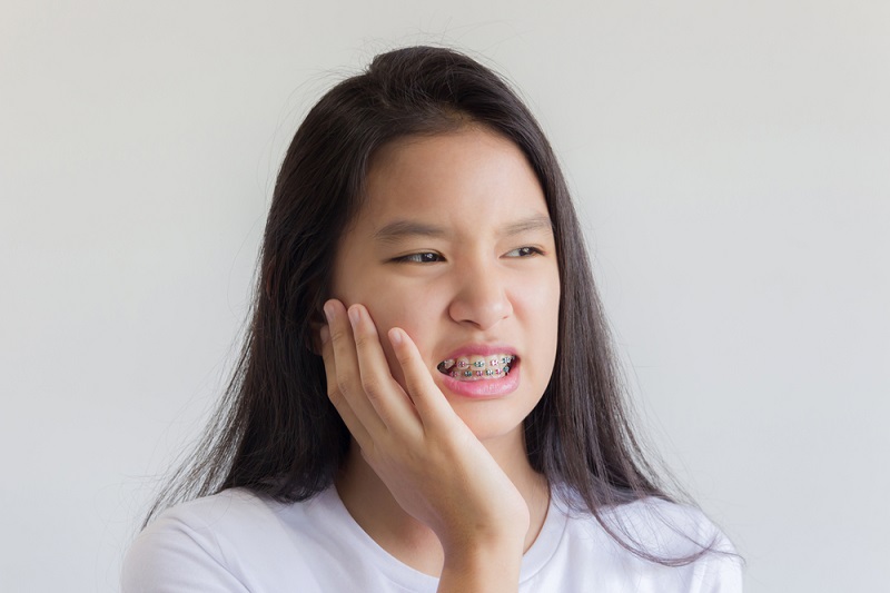 Khi thực hiện siết răng sẽ có cảm giác đau nhức
