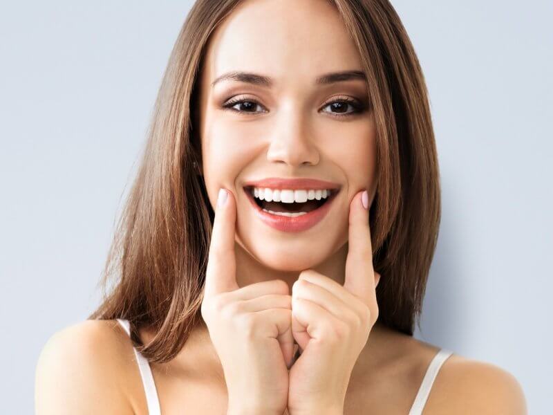 Phương pháp này được áp dụng dành cho những trường hợp mong muốn cải thiện màu sắc răng ố vàng, cải thiện tính thẩm mỹ của hàm răng