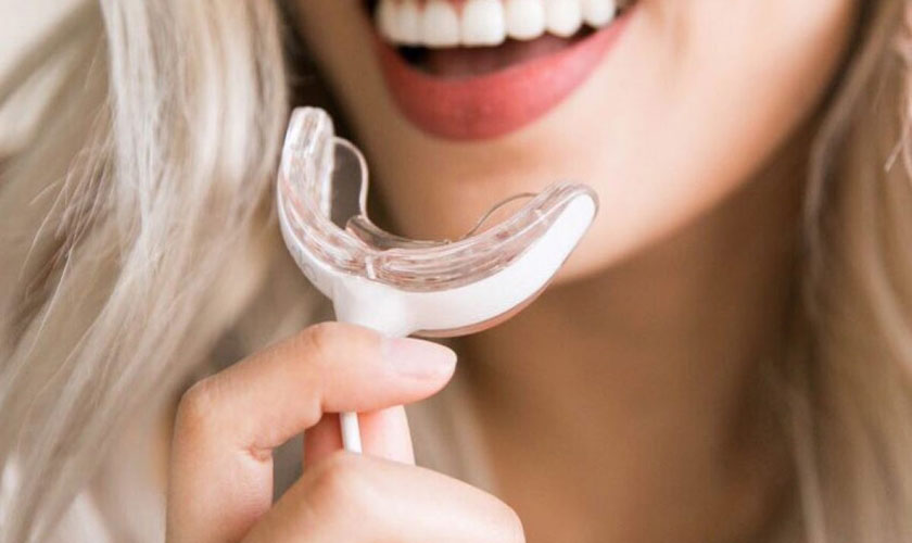 Tẩy trắng răng bằng máy làm trắng răng