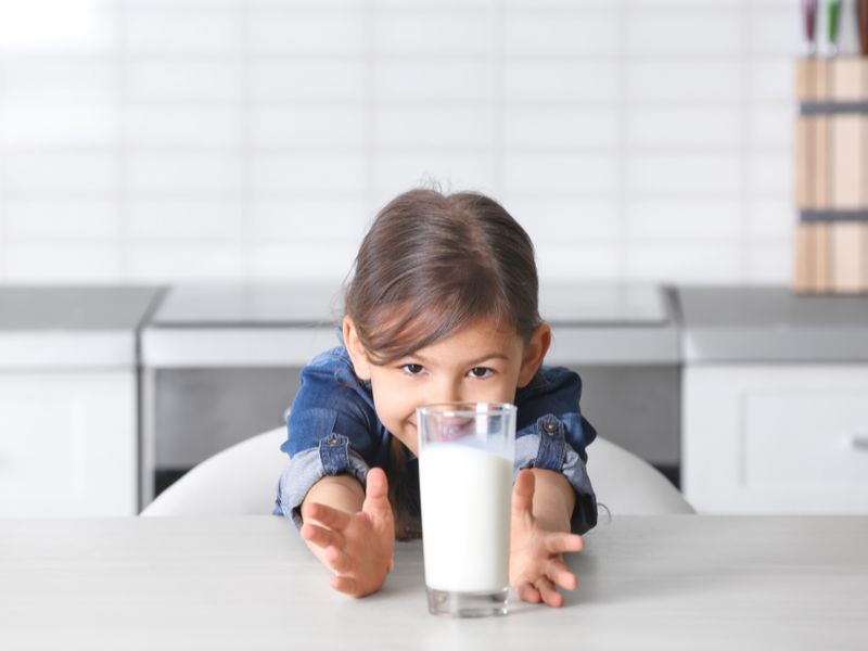 Uống sữa sau mỗi bữa ăn giúp cải thiện mùi hôi trong khoang miệng