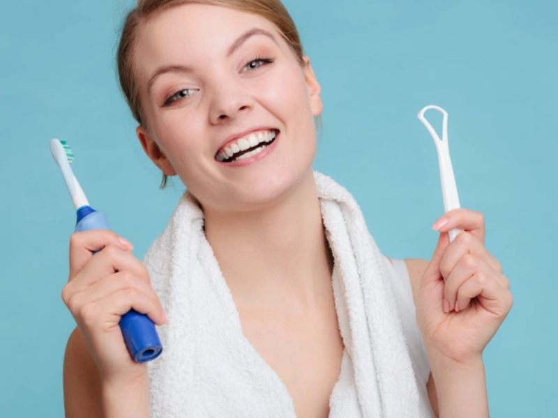 Làm sạch lưỡi trong lúc vệ sinh răng miệng để loại bỏ vi khuẩn gây mùi