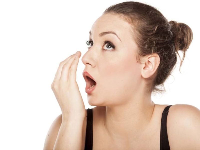 Không lấy cao răng thường xuyên sẽ gây ra tình trạng hơi thở có mùi khó chịu
