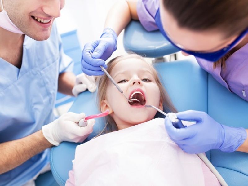 Lựa chọn những cơ sở nha khoa uy tín để nhổ răng cho bé an toàn và không gây đau nhức