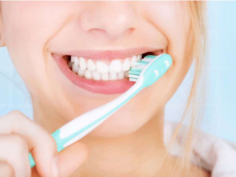 Vệ sinh răng miệng đúng cách, chải răng nhẹ nhàng để hạn chế chảy máu răng