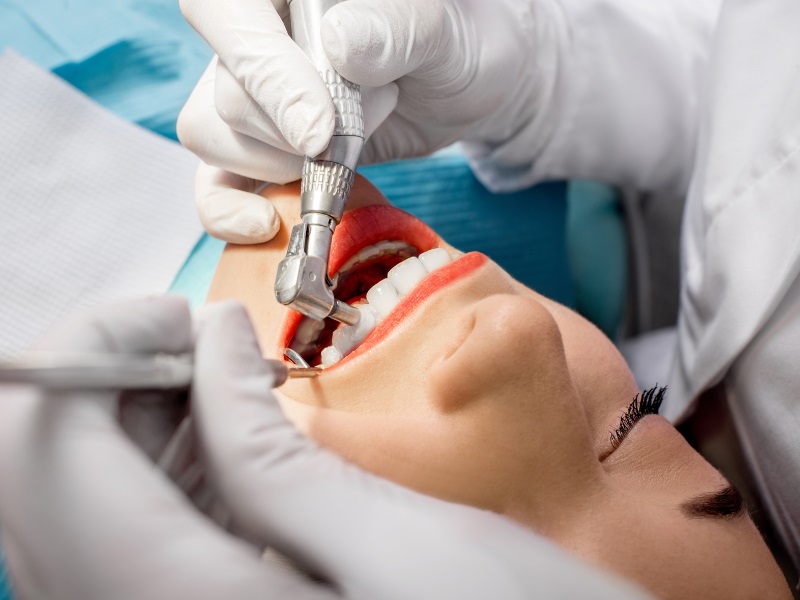 Bỏ qua quá trình tầm soát răng miệng định kỳ có thể khiến bạn không kịp thời phát hiện và ngăn chặn các vấn đề làm ảnh hưởng đến sức khỏe và thẩm mỹ của răng