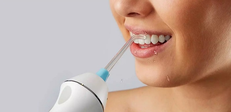 Sử dụng máy tăm nước sẽ giúp sức khỏe nướu răng được cải thiện đáng kể, loại bỏ triệt để thức ăn dư thừa và mảng bám tại những vị trí khó tiếp cận