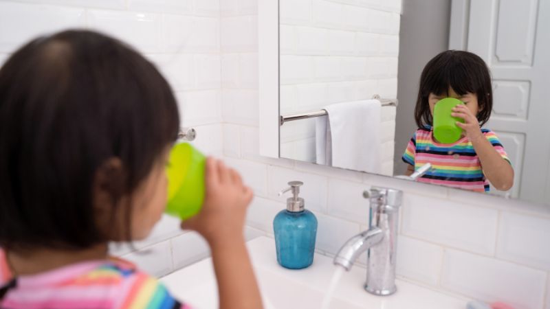 Không nên cho cho trẻ em sử dụng nước súc miệng của người lớn