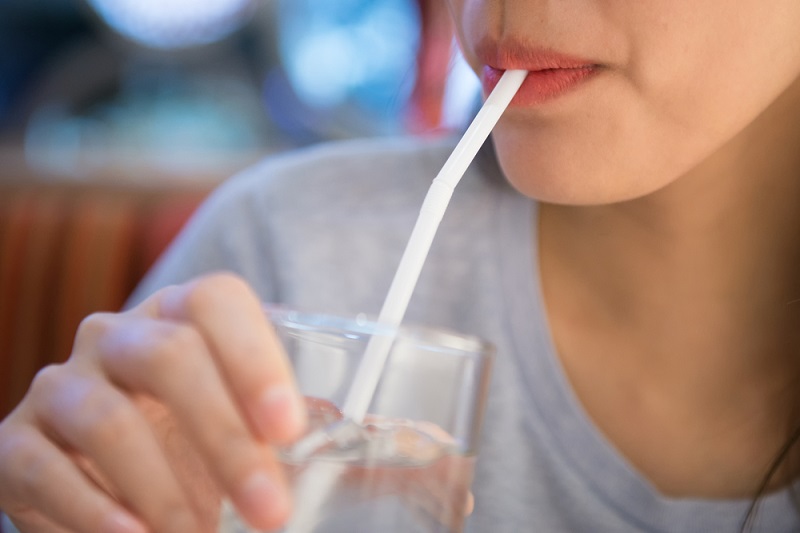 Sử dụng ống hút để uống nước sẽ giúp giảm thiểu diện tích tiếp xúc giữa răng và nhiệt độ nước