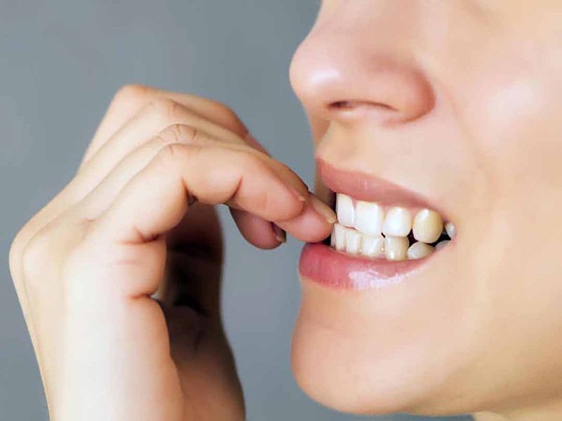 Do men răng yếu nên gây ra ê buốt răng 