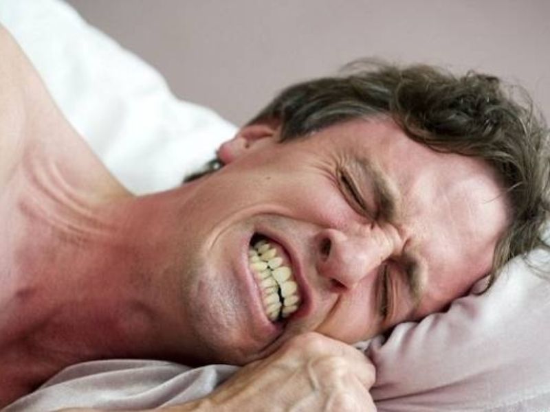 Các thói quen xấu như nghiến răng trong lúc ngủ cũng sẽ gây mài mòn men và vỡ răng