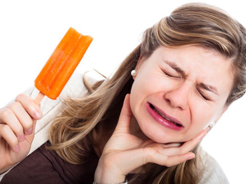 Mẻ răng sẽ làm răng dễ nhạy cảm khi ăn đồ nóng, lạnh