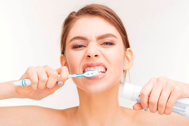 Vệ sinh răng miệng không đúng cách sẽ khiến nướu bị tổn thương và gây chảy máu răng