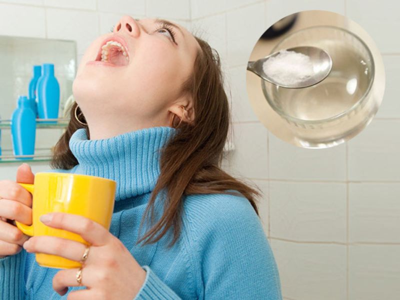 Súc miệng bằng nước muối pha loãng 2 - 3 lần/1 ngày để giúp giảm chảy máu vùng chân răng