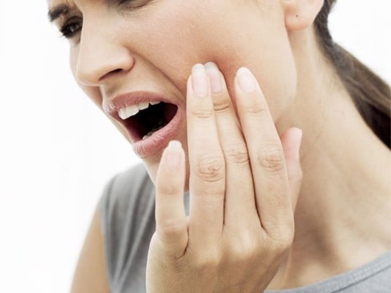 Trồng răng thường gây đau đớn, khó chịu nên khiến mọi người hối hận khi thực hiện