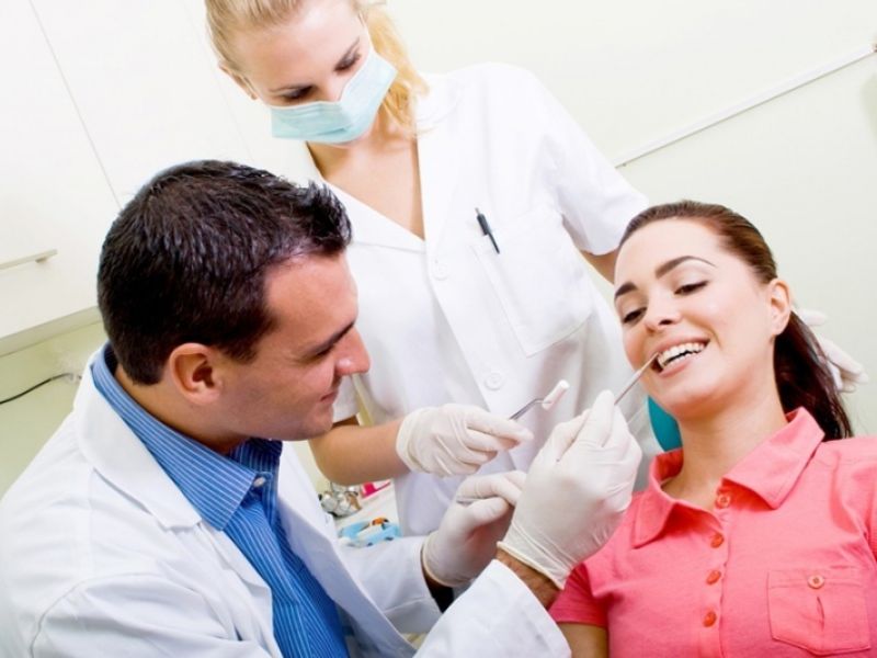 Bác sĩ nha khoa kiểm tra và xử lý các bệnh lý răng miệng khiến hơi thở có mùi