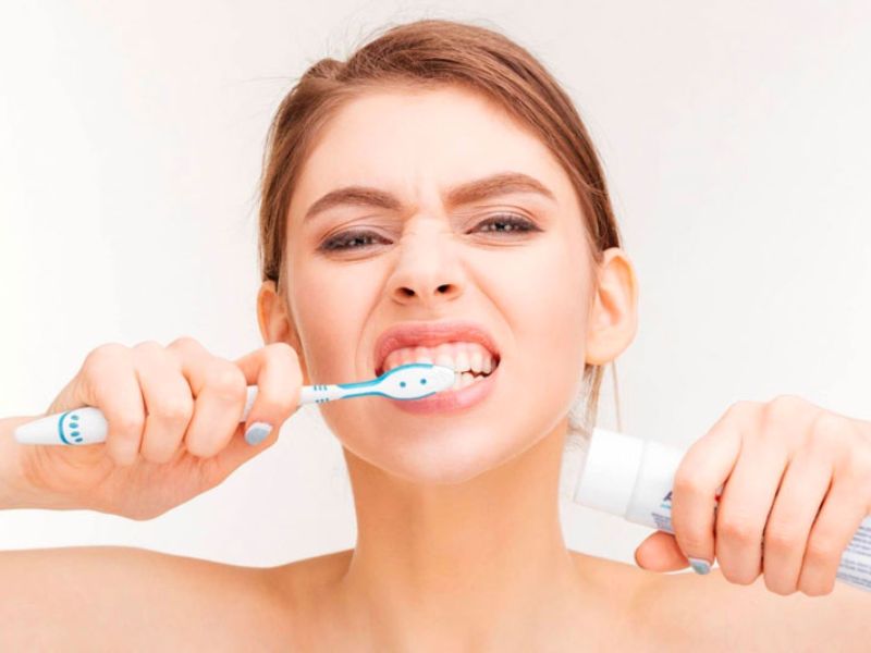 Khi bạn không chải răng thường xuyên và đúng cách cũng sẽ gây ra tình trạng hơi thở có mùi