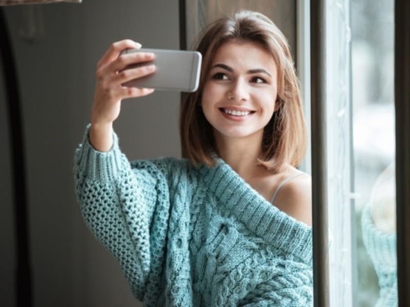 Tự Selfie trước gương nhiều lần để giúp nụ cười tự nhiên và đẹp hơn