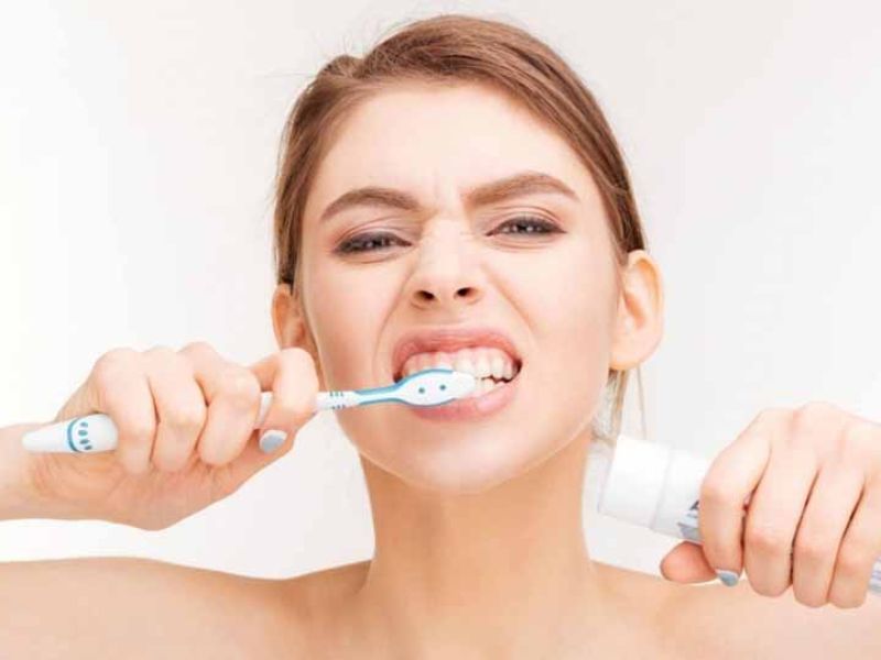 Không chăm sóc răng miệng đúng cách sau khi trám răng có thể khiến răng đổi màu, ố vàng