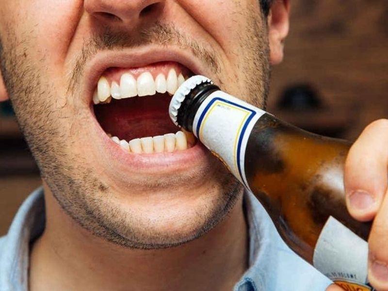 Bỏ các thói quen xấu như cắn nắp chai để bảo vệ răng chắc khỏe và tốt hơn