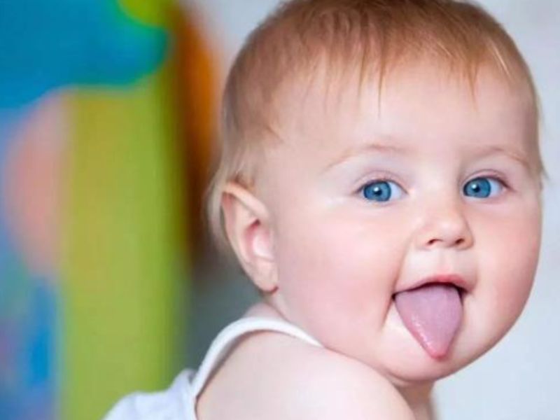 Hành động lè lưỡi và nhai miệng của trẻ sơ sinh là phản xạ tự nhiên và hoàn toàn bình thường
